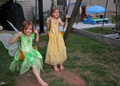 2-princesses-swinging