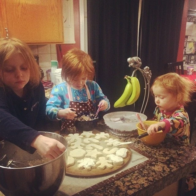 easy ways to give back during the holidays: kids helping in the kitchen