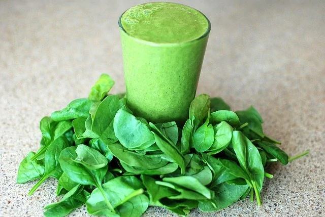 green breakfast smoothie to cure adult acne