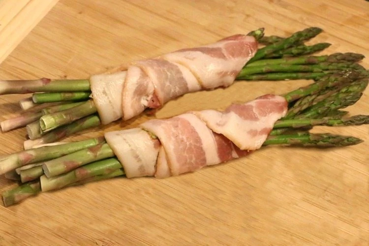 Bacon wrapped asparagus bundles