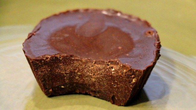 These no-bake chocolate peanut butter cups are a healthy treat. And they're packed with protein!