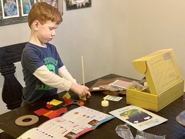 Check out 5 super simple ways to help your child build fine motor skills at home. Use these opportunities to strengthen muscles and work on motor skills.