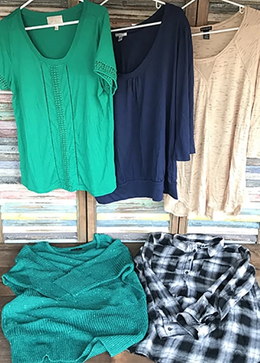 You're going to LOVE our final giveaway of our 2017 Christmas Giveaway Week! How does a new wardrobe sound? Seriously?! Yep! That's what the winner of our thredUP giveaway will get. The $300 credit prize will go a long way over at thredUP, and I'm here to show you how to make it stretch! 