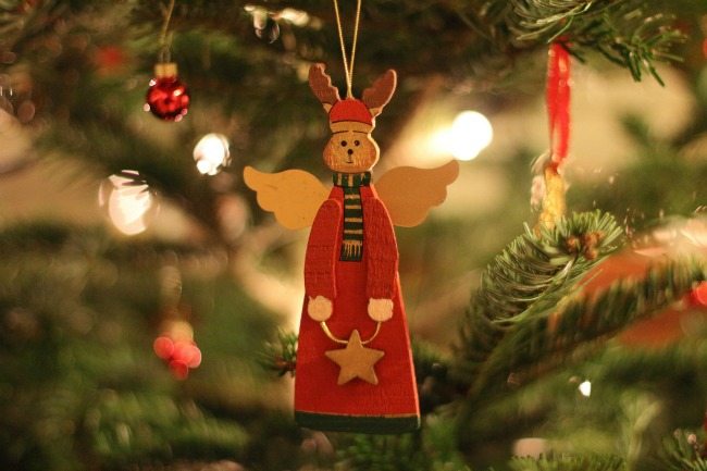 Have you ever tried decorating for Christmas in one day? Here's how one homemaker does it!
