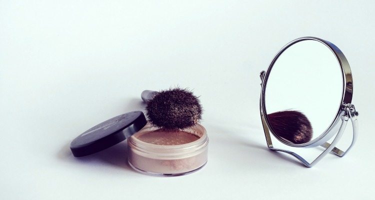 Making your own mineral powder foundation is affordable, healthy ... and simple!